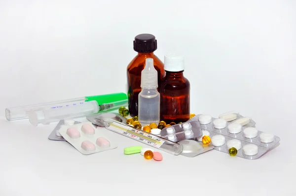 Медичні таблетки та пляшки — стокове фото