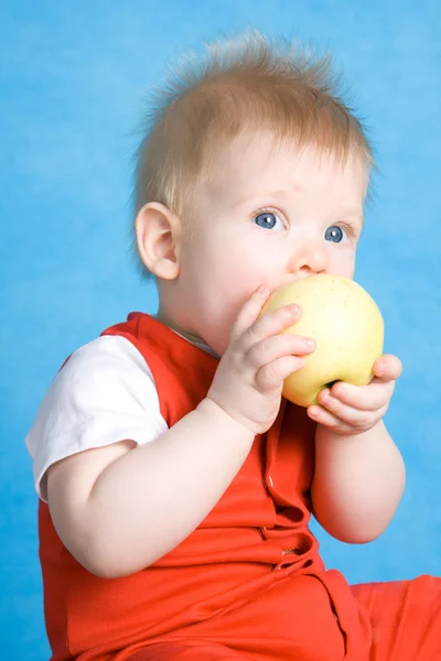 Το αγοράκι τρώει ένα μήλο. — Φωτογραφία Αρχείου