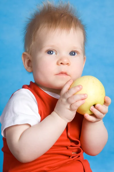 Pojken äter ett äpple — Stockfoto