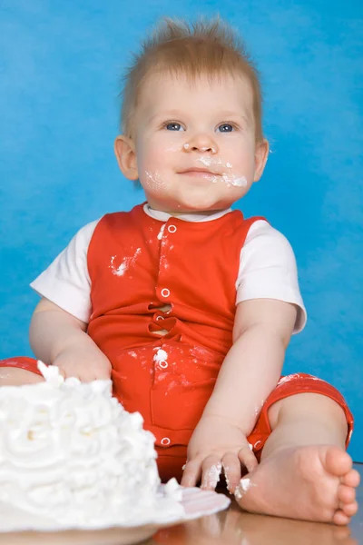 脏的男婴与蛋糕 — 图库照片