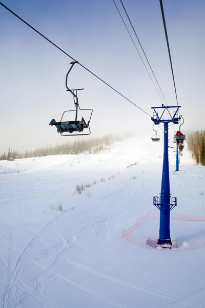 丘をスキー場のリフト — ストック写真