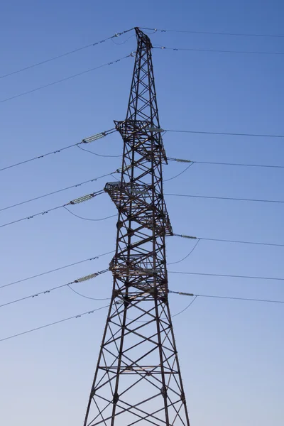 Стовп лінії електропередач на фоні блакитного неба — стокове фото