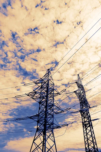 Yüksek gerilim elektrik hattı ayağı — Stok fotoğraf