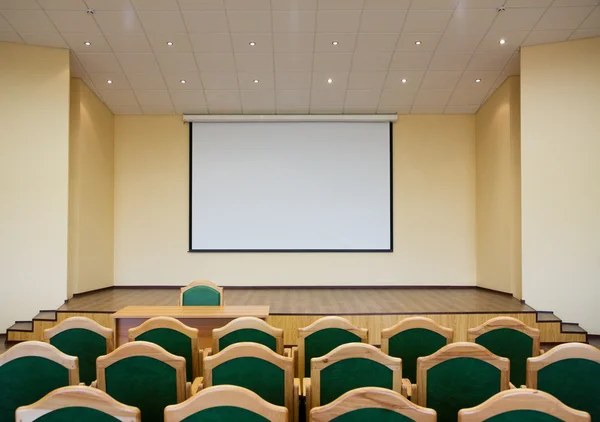 Зал аудитории с проекционным экраном — стоковое фото