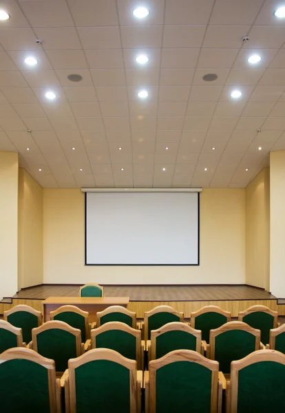 Auditorium hall med filmduk — Stockfoto