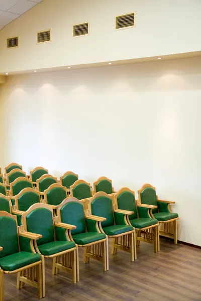 Cadeiras de madeira fileiras na sala de conferências — Fotografia de Stock