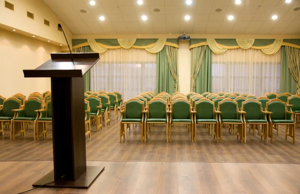 Moderne auditorium zaal met tribune — Stockfoto