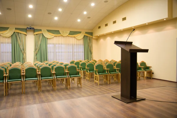 Sala de auditório moderno com tribuno — Fotografia de Stock