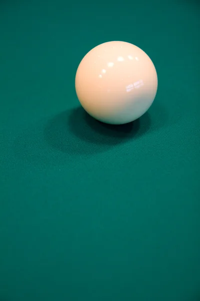 Μπάλα του μπιλιάρδου σε έναν πίνακα — Φωτογραφία Αρχείου
