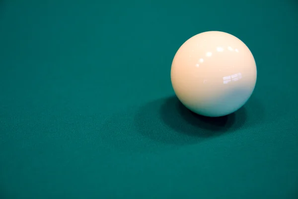 Bola de bilhar em uma mesa — Fotografia de Stock