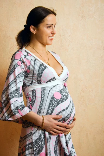 Feliz gravidez mulheres olhar no espelho — Fotografia de Stock