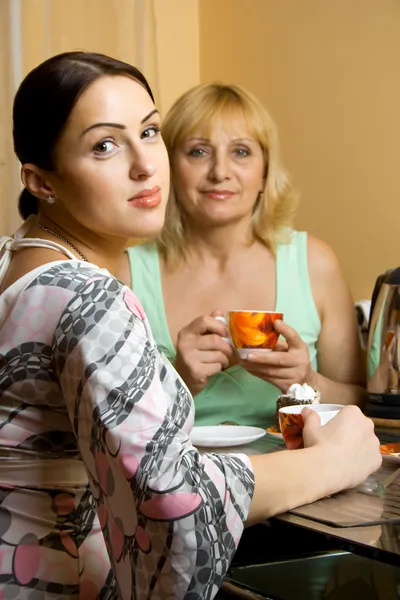 Мать и дочь пьют чай — стоковое фото