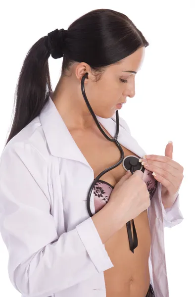 Enfermeira atraente ouve-se peito — Fotografia de Stock