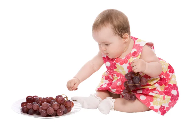 Meisje van de baby speelt met druiven — Stockfoto