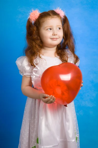 Küçük kızıl saçlı kız kırmızı balon ile — Stok fotoğraf