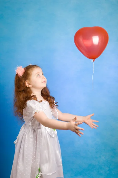 Kis vörös hajú lány piros léggömb — Stock Fotó