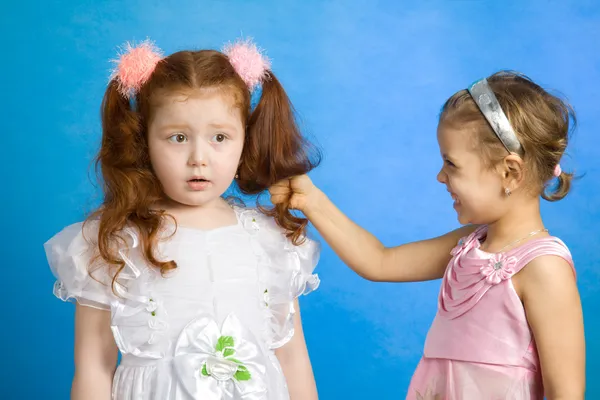 Twee kleine meisje strijd — Stockfoto