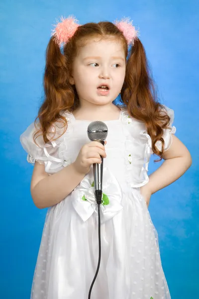 Liten flicka som sjunger — Stockfoto