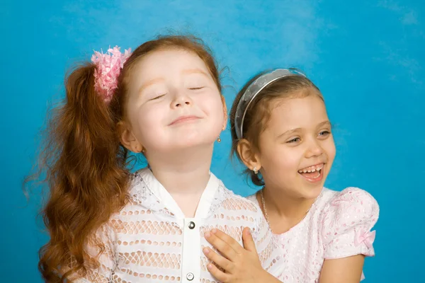 Дві усміхнені маленькі дівчатка — стокове фото