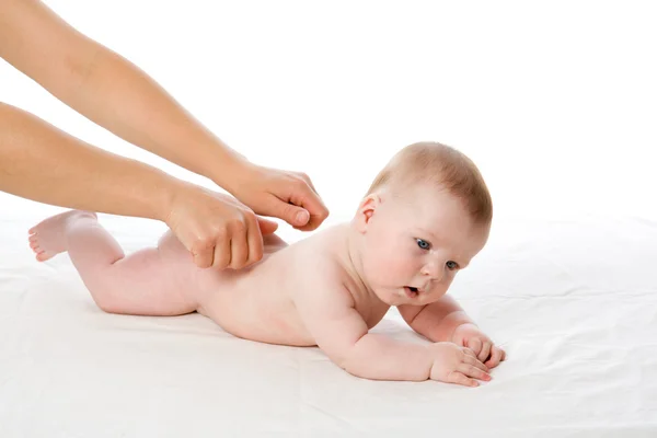 Vrouwelijke handen massage de schattige babyjongen — Stockfoto
