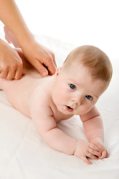De vrouwelijke handen massage de babyjongen — Stockfoto