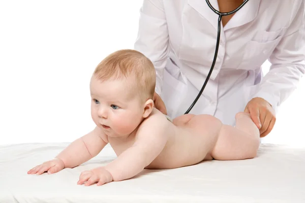 Kinderarzt untersucht Kind — Stockfoto