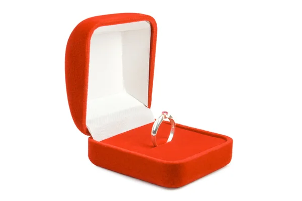 Stříbrný prsten v červené krabici. — ストック写真