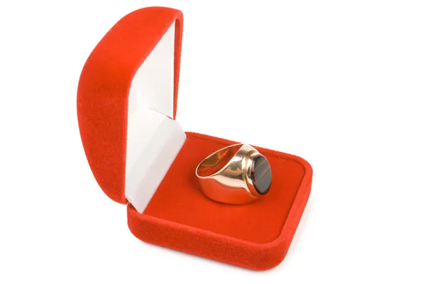 Goldener Ring in roter Schachtel. — Stockfoto