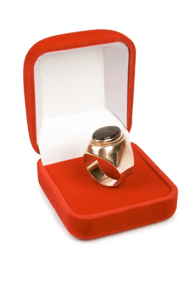 Goldener Ring in roter Schachtel. — Stockfoto