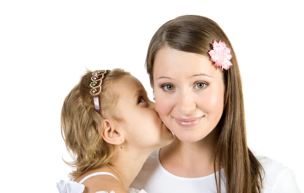 Маленькая девочка целует мать . — стоковое фото