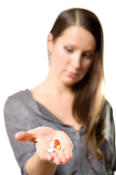 手で錠剤を持つ若い女性. — ストック写真
