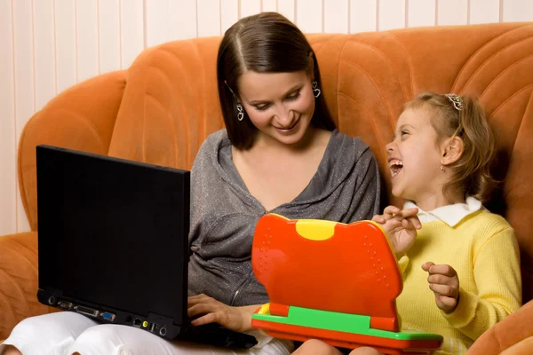 Anne ve kızı dizüstü bilgisayarlar kullanarak — Stok fotoğraf