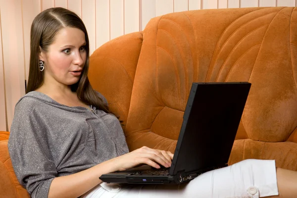 Unga kvinnor som arbetar på laptop — Stockfoto
