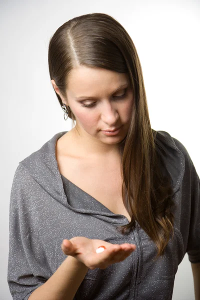 Junge Frauen mit Tabletten in der Hand. — Stockfoto