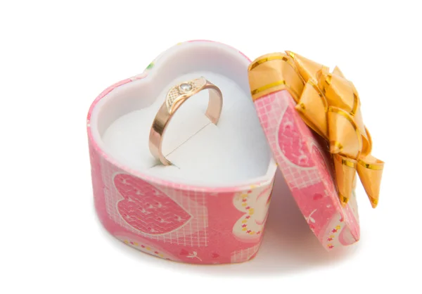 バレンタインのギフトのための金の指輪 — ストック写真