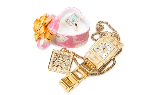 Zlaté hodinky, prsten a náhrdelník. — Stock fotografie