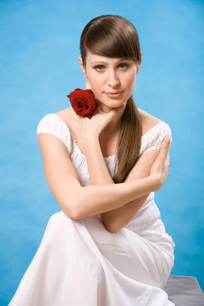Attraktive Brünette mit roter Rose — Stockfoto