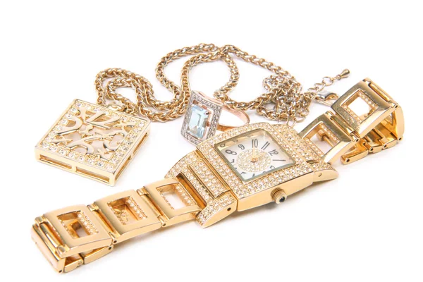 Reloj de oro, anillo y collar . Fotos de stock