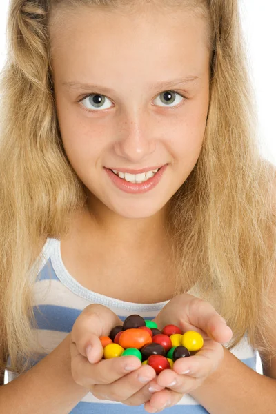 Νεαρός χαμογελαστό κορίτσι με σοκολάτα καραμέλα — Φωτογραφία Αρχείου