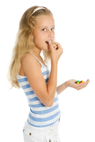 Молодая улыбающаяся девушка с шоколадными конфетами — стоковое фото