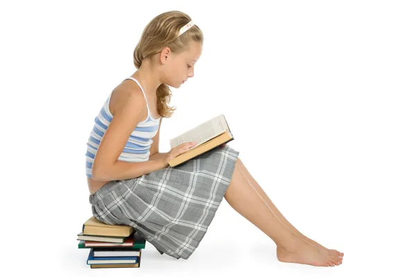 Девушка сидит на полу и читает книгу — стоковое фото