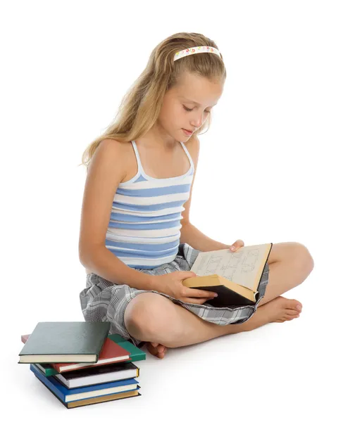 Tonåring sitta på golvet och läsa bok — Stockfoto