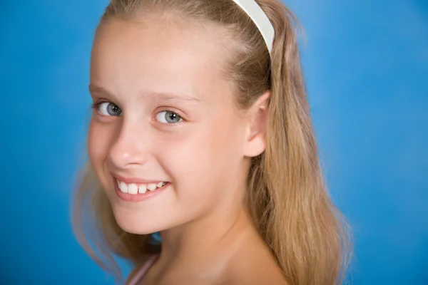 Närbild porträtt av ganska ung flicka — Stockfoto