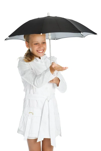 十几岁的女孩用伞 — 图库照片