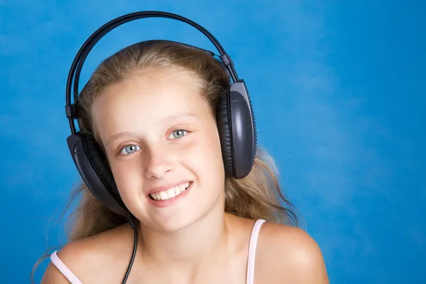 Chica joven con auriculares —  Fotos de Stock