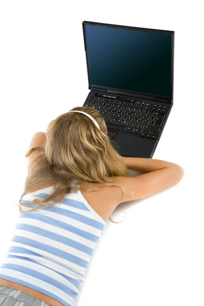 Genç kız ile üzerine beyaz izole laptop — Stok fotoğraf