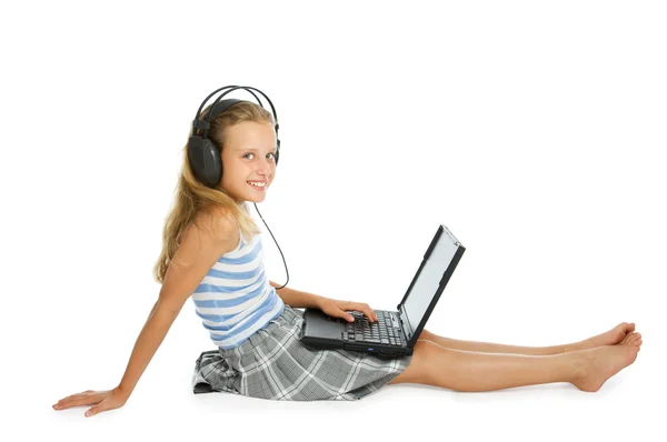Genç kız earphones ile laptop — Stok fotoğraf