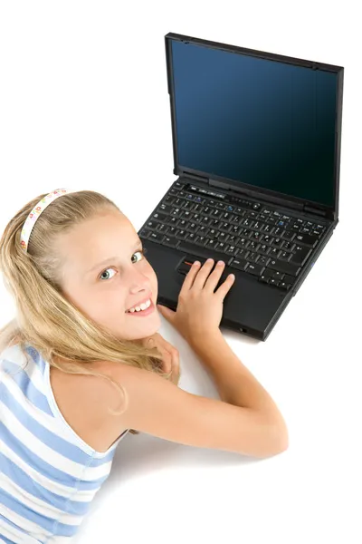 Menina adolescente com laptop isolado no branco — Fotografia de Stock