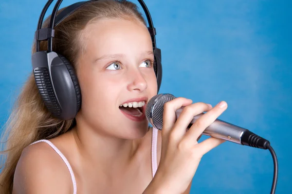 Şarkı söyleyen genç ve güzel kız — Stok fotoğraf