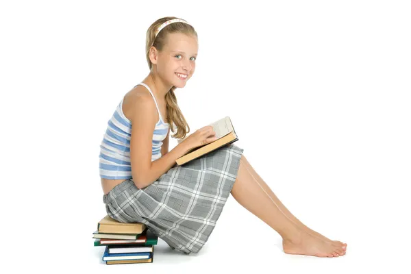 Adolescente chica leyendo libro —  Fotos de Stock